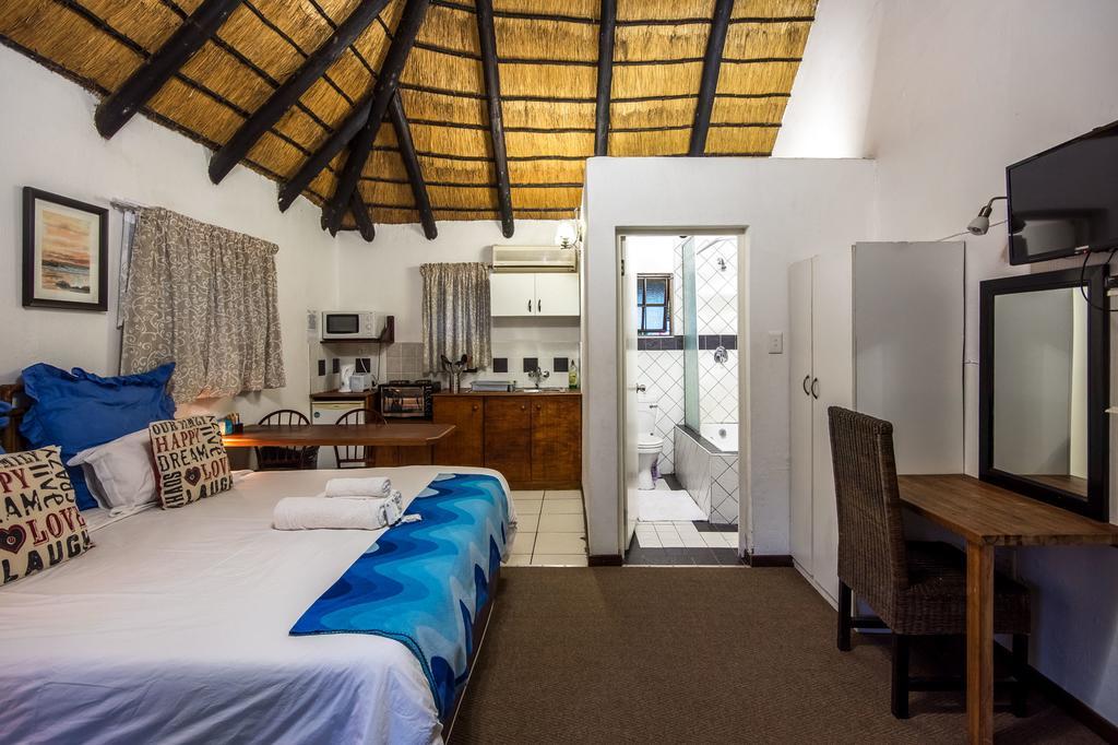 Khaya La Manzi Guest Lodge Hibberdene Exterior photo
